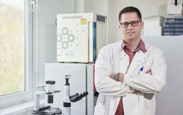 Světový expert na výzkum včelího medu pochází ze SAV