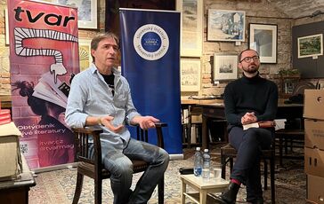 Finalista Anasoft litera 2023 Dušan Taragel predstavil v Prahe román Mafiánske balady