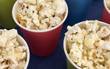 Romantická komédia „Nikdy nehovor nikdy“ priniesla do Prahy humor a sviežu energiu 